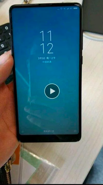 Xiaomi Mi Mix 2S снова позирует на фото