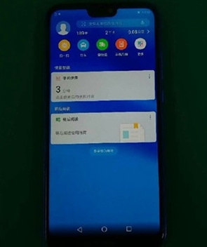 Синий Huawei P20 Lite позирует на фото