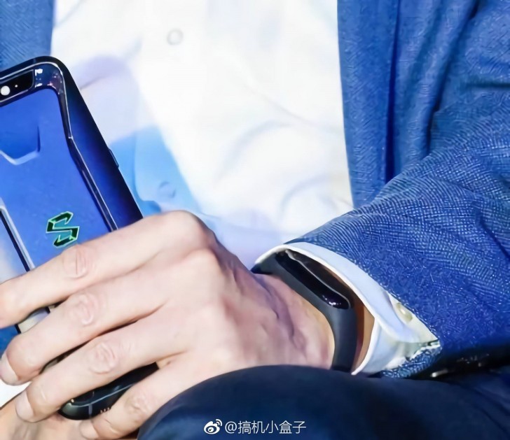 Глава Xiaomi случайно показал фитнес-браслет Mi Band 3