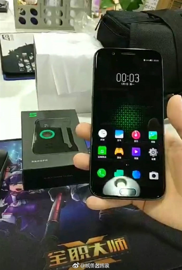 Xiaomi Black Shark показали на фото. Игровой и без космического дизайна