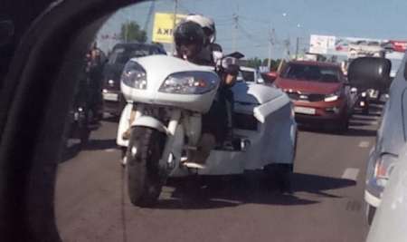 Гибрид автомобиля и мотоцикла сфотографировали на дорогах Воронежа