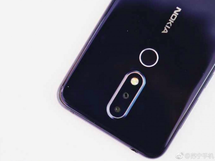 Nokia X позирует на «живых» снимках