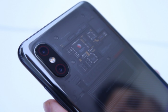 Нас что обманули? Xiaomi Mi8 Explorer Edition предлагает иллюзию прозрачной задней панели?