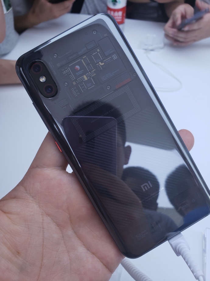 Нас что обманули? Xiaomi Mi8 Explorer Edition предлагает иллюзию прозрачной задней панели?