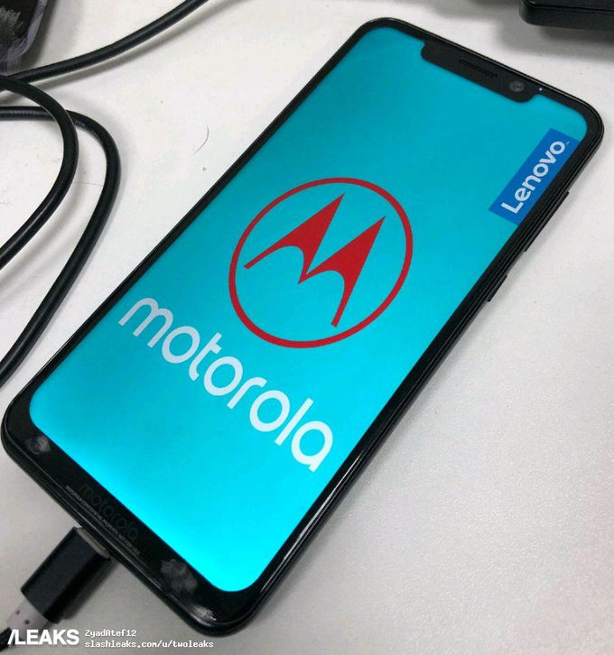 Фото Motorola One Power: «монобровь» это сила