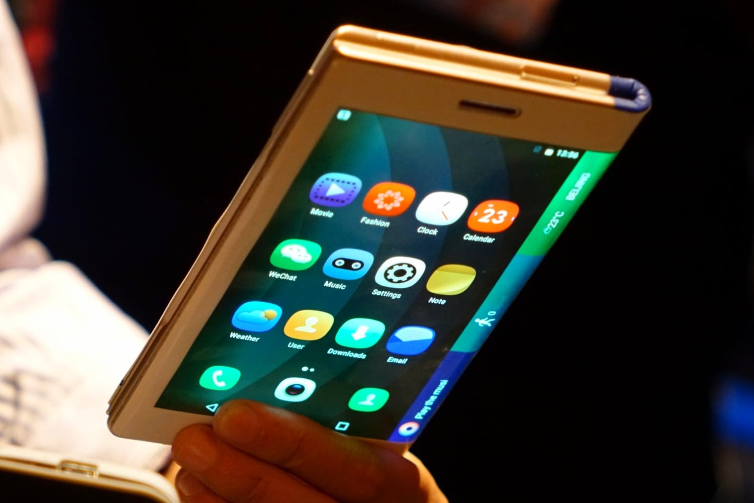 Первый шаг к складному смартфону Samsung: производство OLED-дисплеев скоро стартует