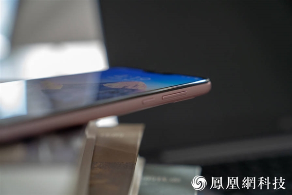 Xiaomi Redmi 6 Pro: официальные пресс-рендеры и «живые» снимки