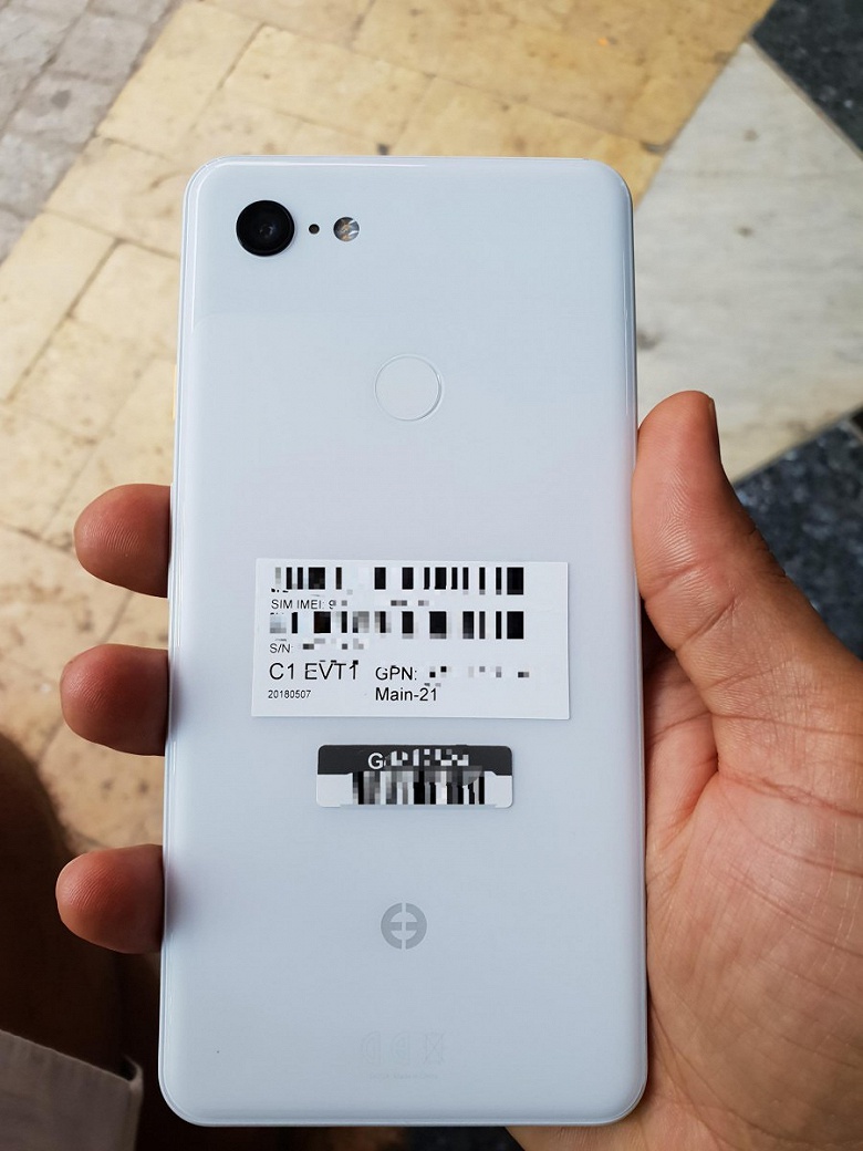Белый Google Pixel 3 XL запечатлен на фото