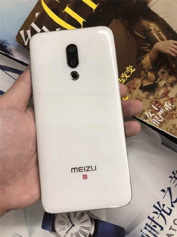 Белый Meizu 16 позирует на фото