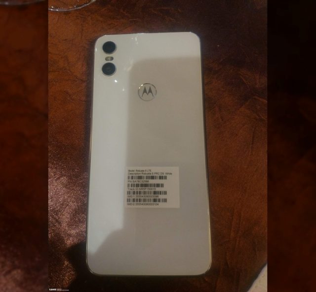 Motorola One в белом на «живых» снимках