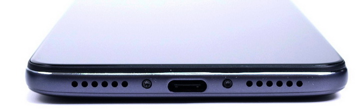 Xiaomi Pocophone F1 показали на фото со всех сторон