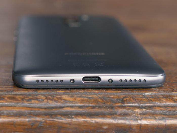 Обзор Xiaomi Pocophone F1 - лучший смартфон за свои деньги
