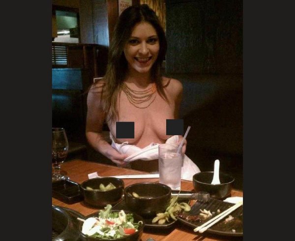 Еда и голая грудь: Instagram захлестнул новый «горячий» флешмоб